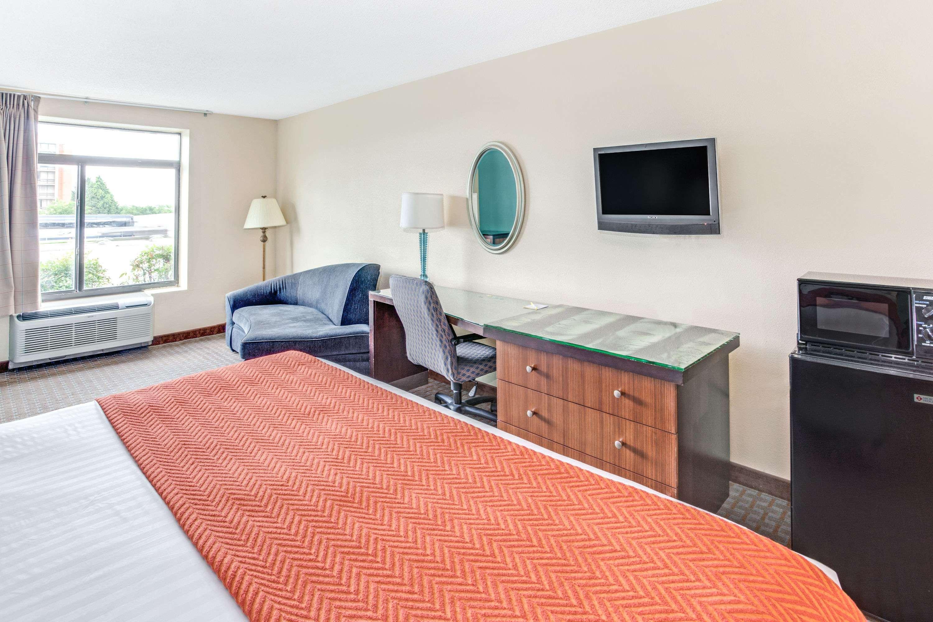 Clarion Pointe Atlanta Airport College Park Hotel Exterior photo